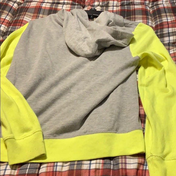 Some wear and one stain - Picture 6 of 7